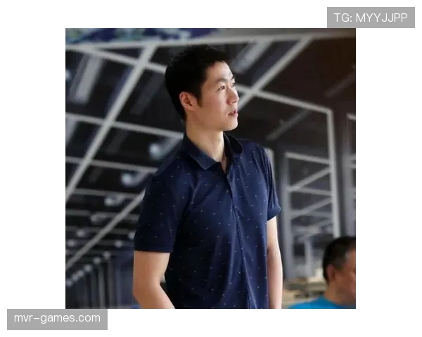 王励勤一张街拍就像在炫富圈里开会，我的银行卡默默下线